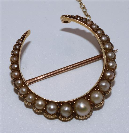 15ct gold and pearl crescent brooch(-)